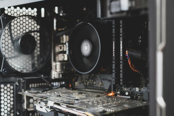 Quels sont les avantages d'utiliser une carte mère dual-CPU pour des serveurs de calcul intensif?